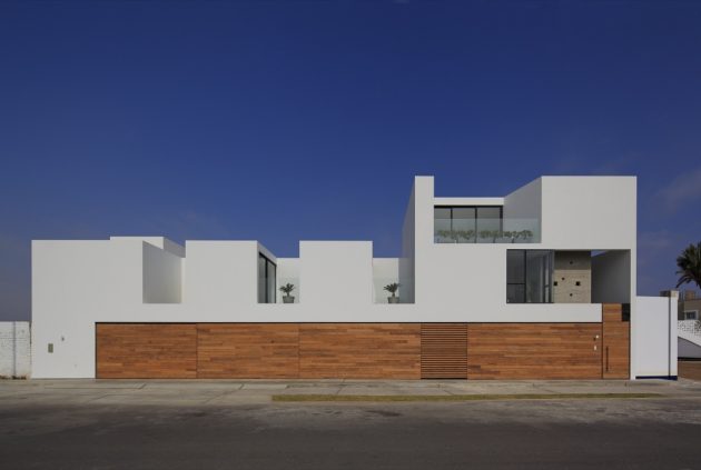 Paracas House by Llosa Cortegana Arquitectos in San Andres, Peru