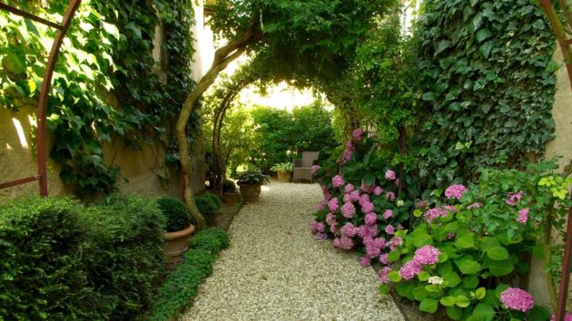 15 Beautiful Transitional Landscape Designs For A Private Backyard Paradise