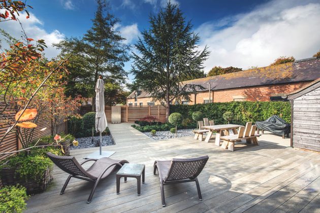 15 Stunning Transitional Deck Designs You'll Love Right Away