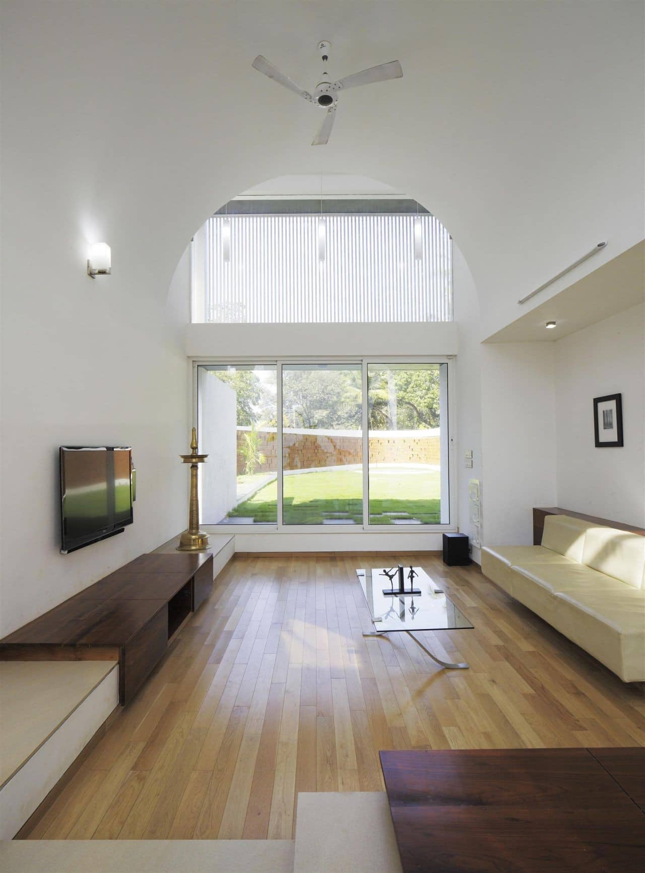 The Running Wall Residence by LIJO RENY Architects in Thalassery, India The Running Wall Residence by LIJO RENY Architects in Thalassery, India