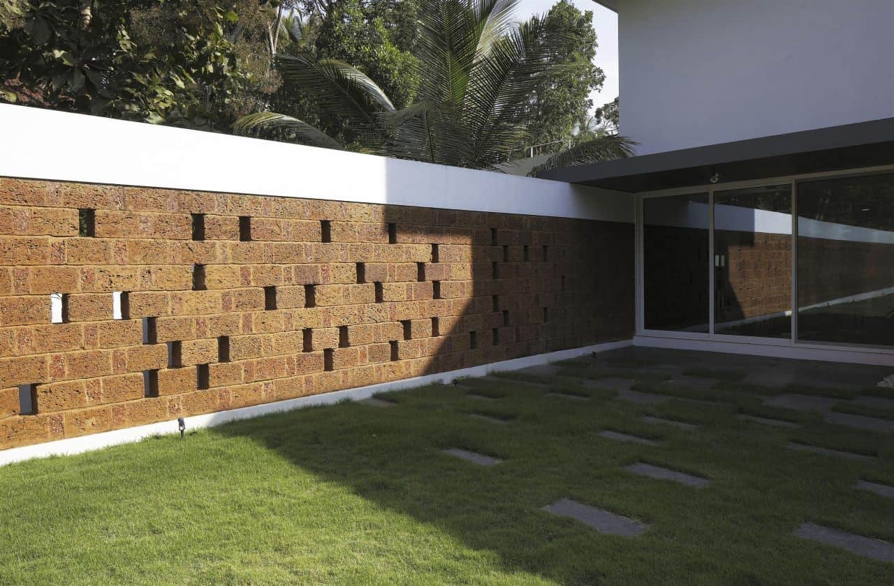 The Running Wall Residence by LIJO RENY Architects in Thalassery, India The Running Wall Residence by LIJO RENY Architects in Thalassery, India