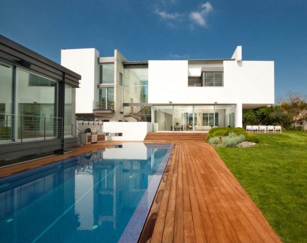Villa in Ramat Gan by Dror Barda in Israel