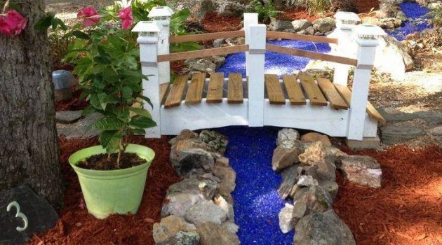 15 Extraordinary Ideas For Landscaping The Garden With Glass Mulch