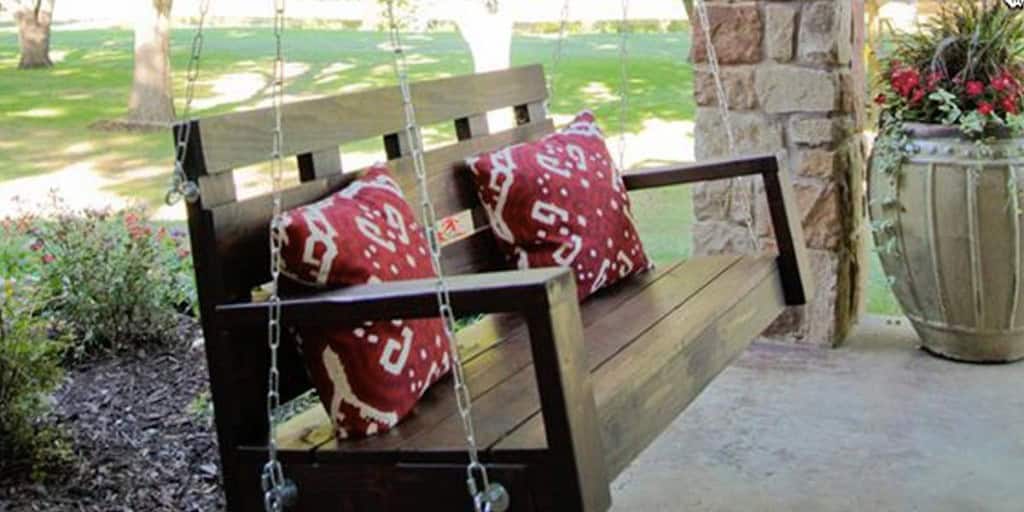6. Relax in your backyard or on your porch with this swing that you can create solely out of pallet wood 6. Relax in your backyard or on your porch with this swing that you can create solely out of pallet wood