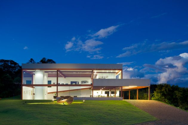 Nova Lima House by Denise Macedo Arquitetos Associados in Brazil