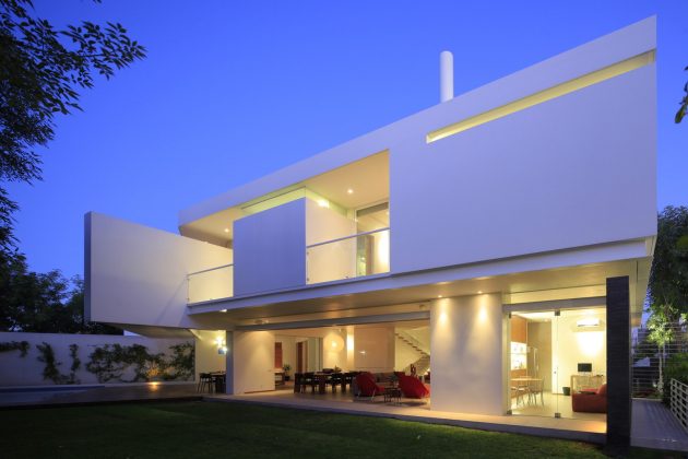 Casa Cuatro by Hernández Silva Arquitectos in Zapopan, Mexico