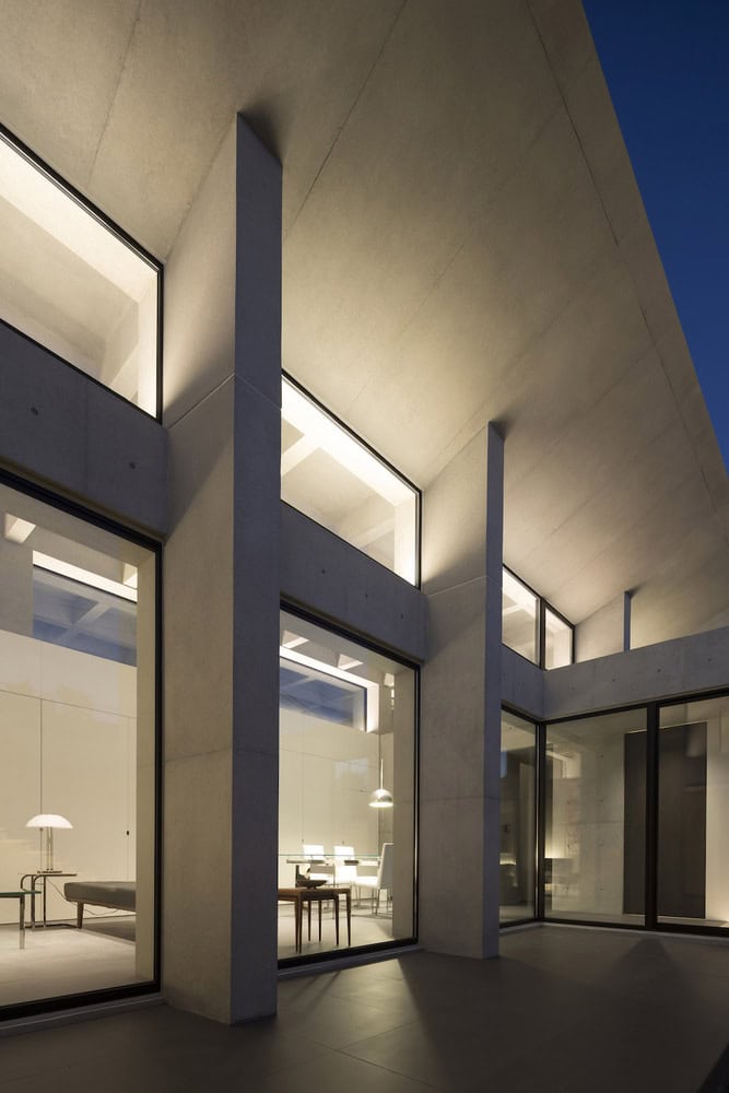 Grid House by APOLLO Architects & Associates: A Monochrome Sanctuary for Art in Tokyo Grid House by APOLLO Architects & Associates: A Monochrome Sanctuary for Art in Tokyo