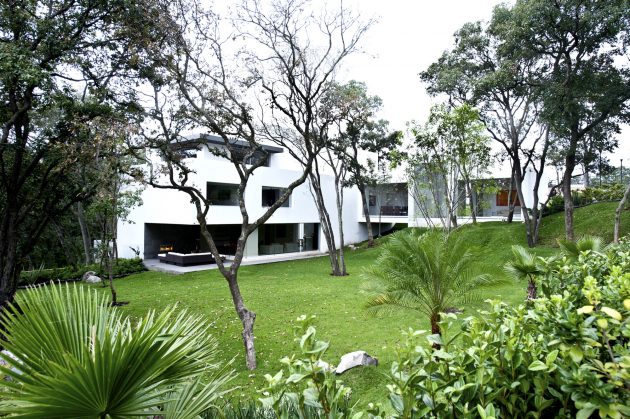 Cañada House by GrupoMM in Santa Cruz Atizapan, Mexico