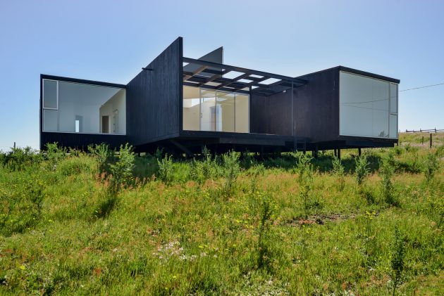 House on the Top by Mutar Estudio in Curanipe, Chile