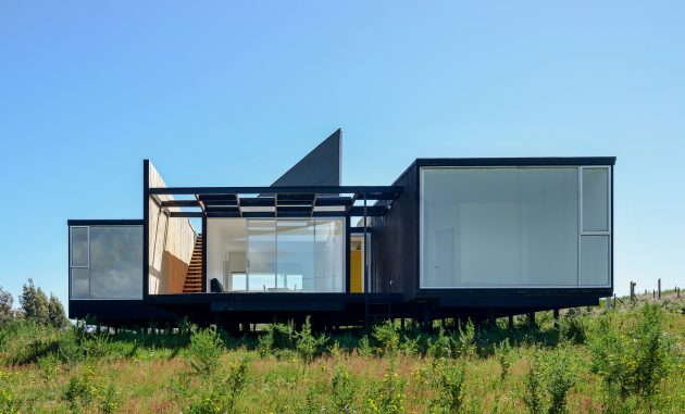 House on the Top by Mutar Estudio in Curanipe, Chile
