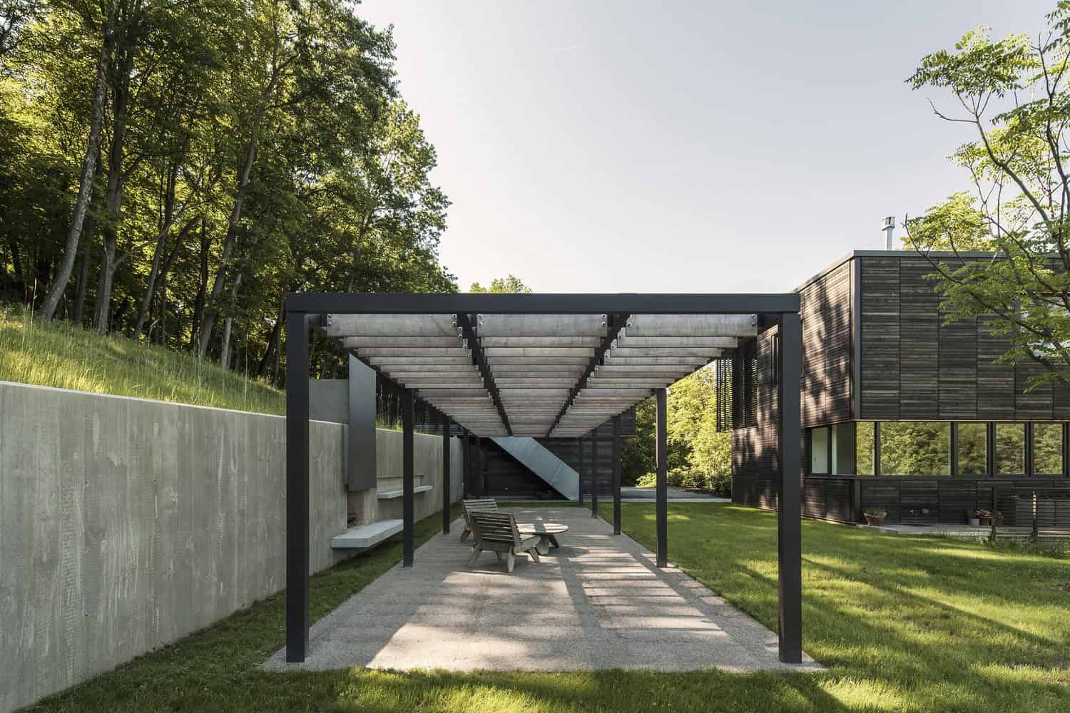 Red Rock House by Anmahian Winton Architects in New York, USA Red Rock House by Anmahian Winton Architects in New York, USA