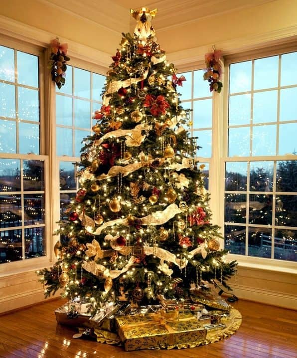 17 Really Fascinating Ways To Decorate Your Christmas Tree