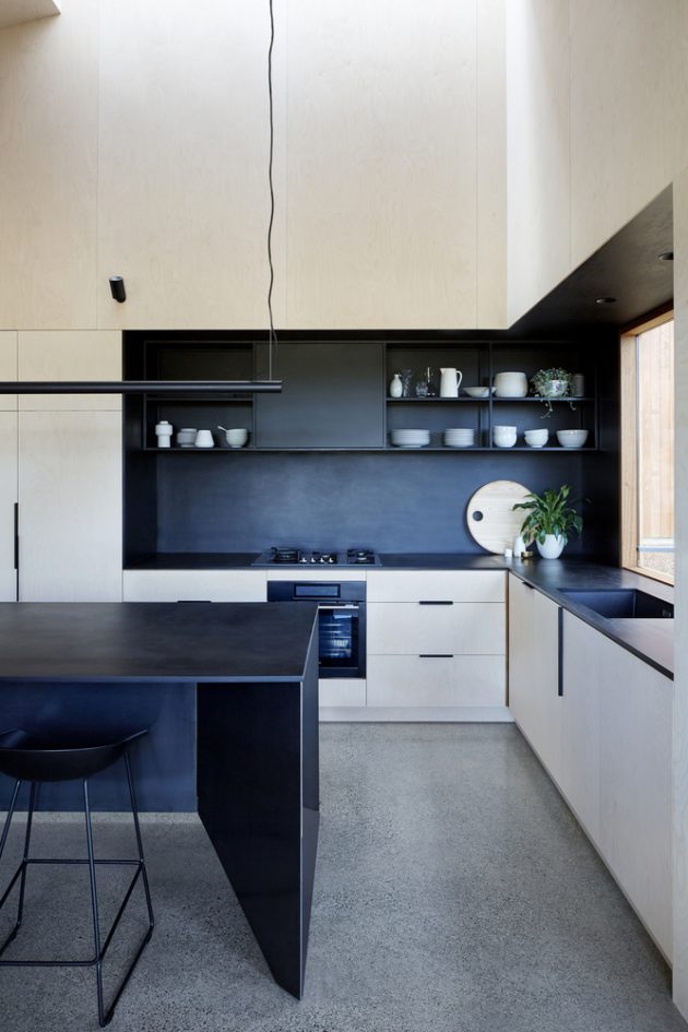 Two Halves House by Moloney Architects in Australia