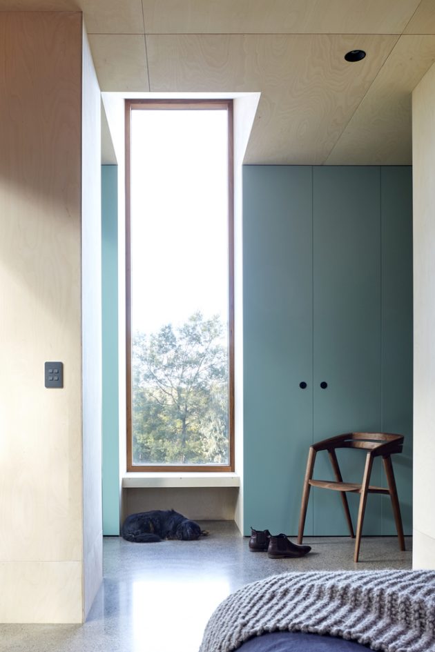 Two Halves House by Moloney Architects in Australia
