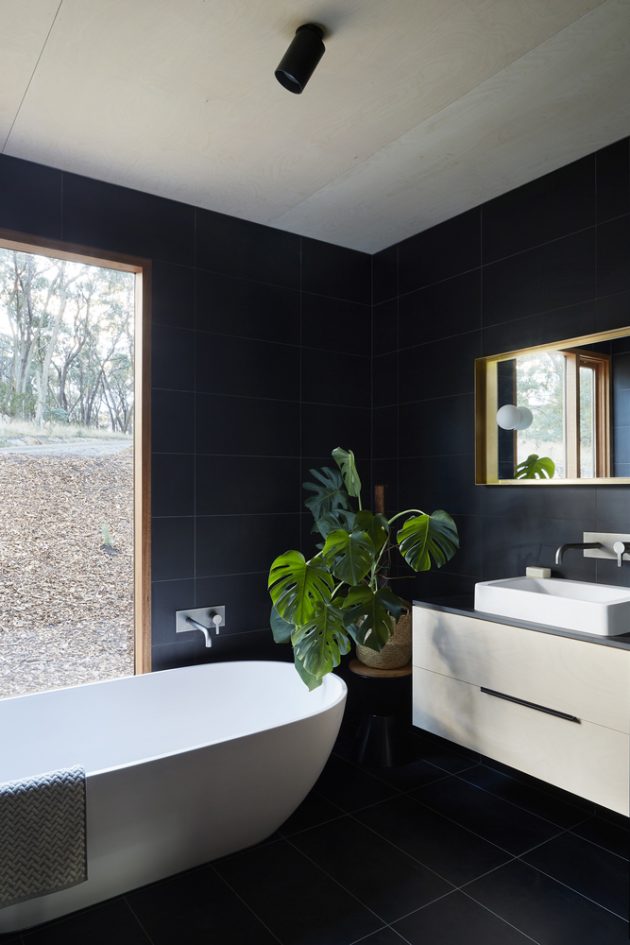 Two Halves House by Moloney Architects in Australia