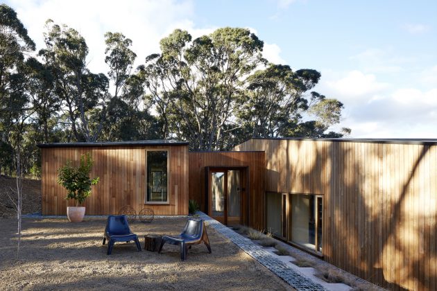 Two Halves House by Moloney Architects in Australia
