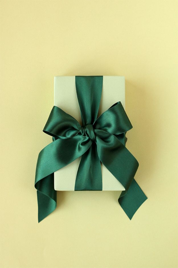 15 Tempting Ways To Make Bows For Your Christmas Gifts