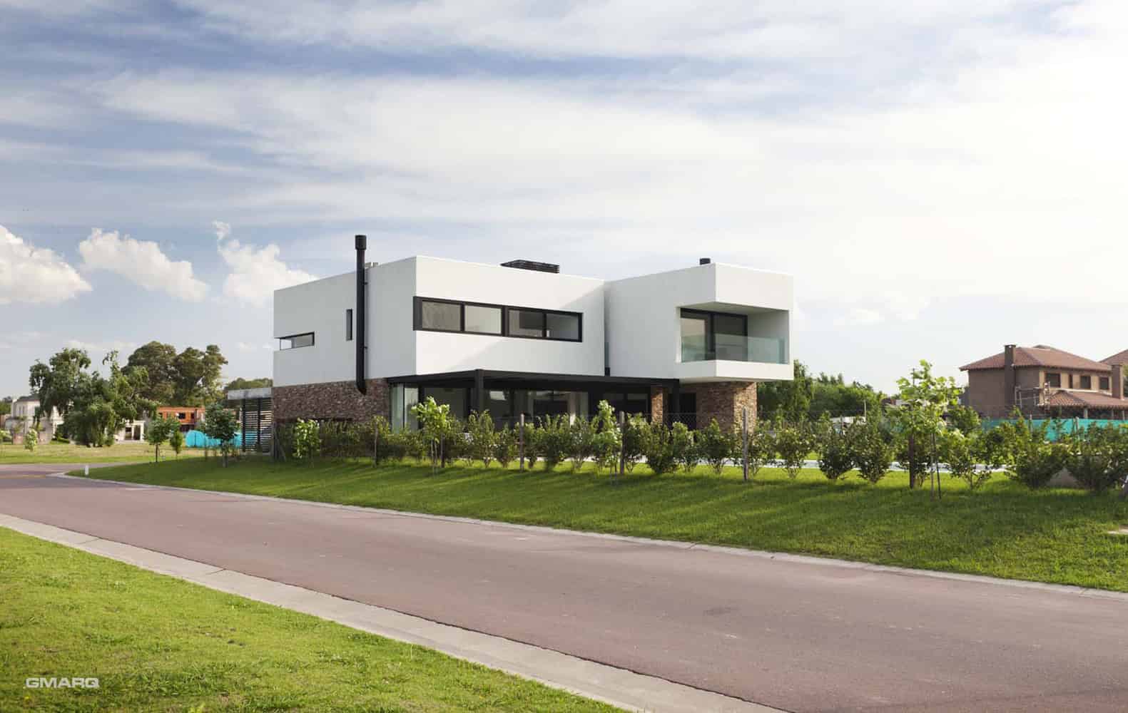 A House by Estudio GM ARQ in Buenos Aires, Argentina A House by Estudio GM ARQ in Buenos Aires, Argentina