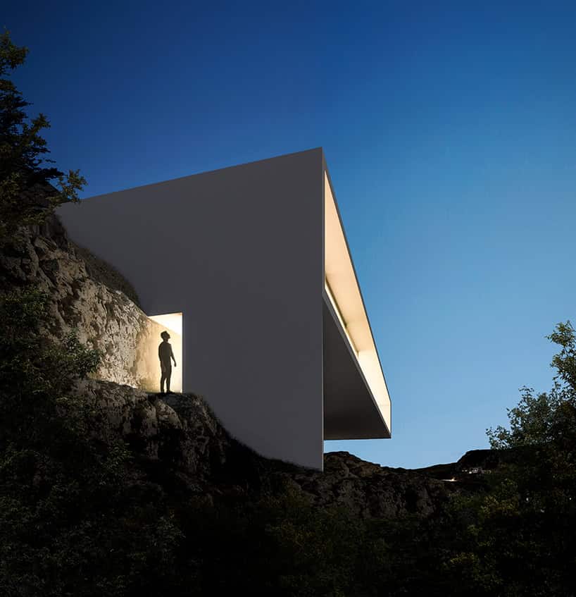 Hollywood Hills Residence by Fran Silvestre Arquitectos in Los Angeles, California