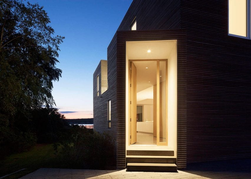 Quonochontaug House by Bernheimer Architecture on Rhode Island in New York
