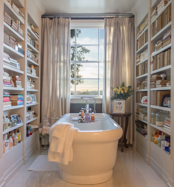 10 Exceptional Bathrooms With Bookshelves That You're Gonna Love