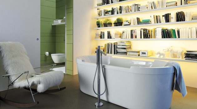 10 Exceptional Bathrooms With Bookshelves That You’re Gonna Love