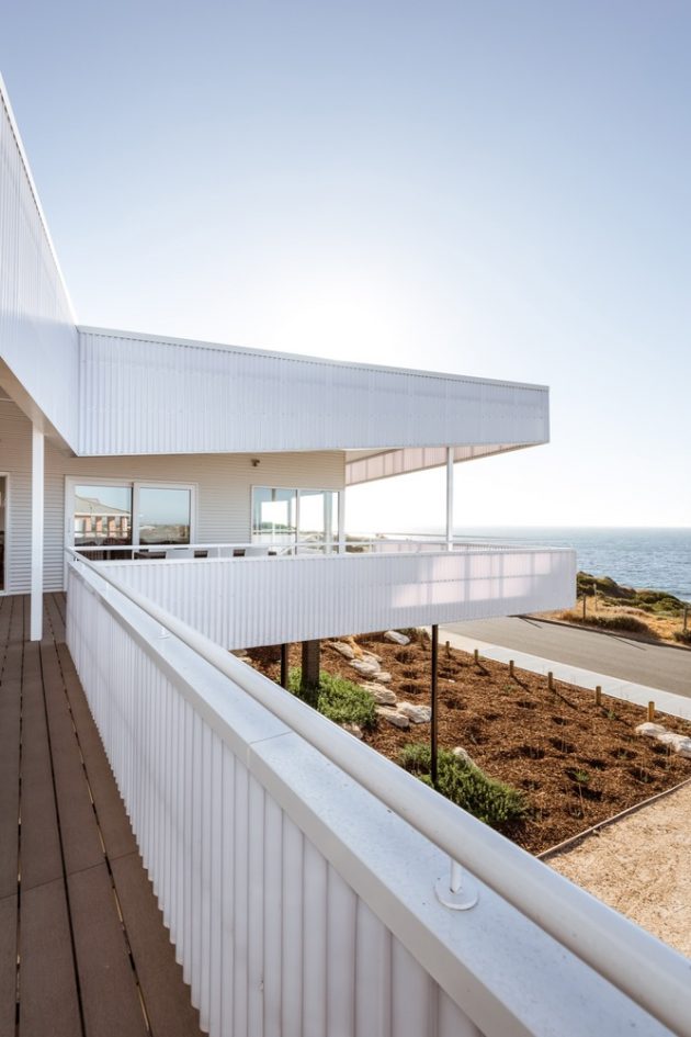 Falcon Beach House by Iredale Pedersen Hook Architects in Australia
