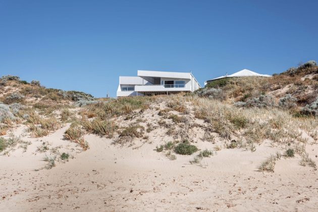 Falcon Beach House by Iredale Pedersen Hook Architects in Australia