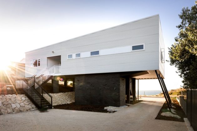 Falcon Beach House by Iredale Pedersen Hook Architects in Australia
