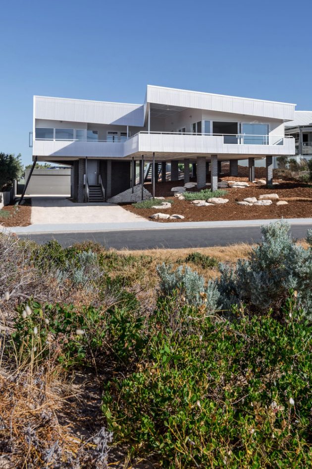 Falcon Beach House by Iredale Pedersen Hook Architects in Australia