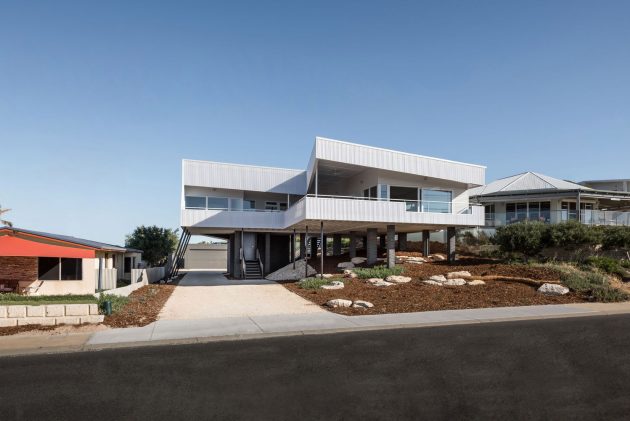Falcon Beach House by Iredale Pedersen Hook Architects in Australia