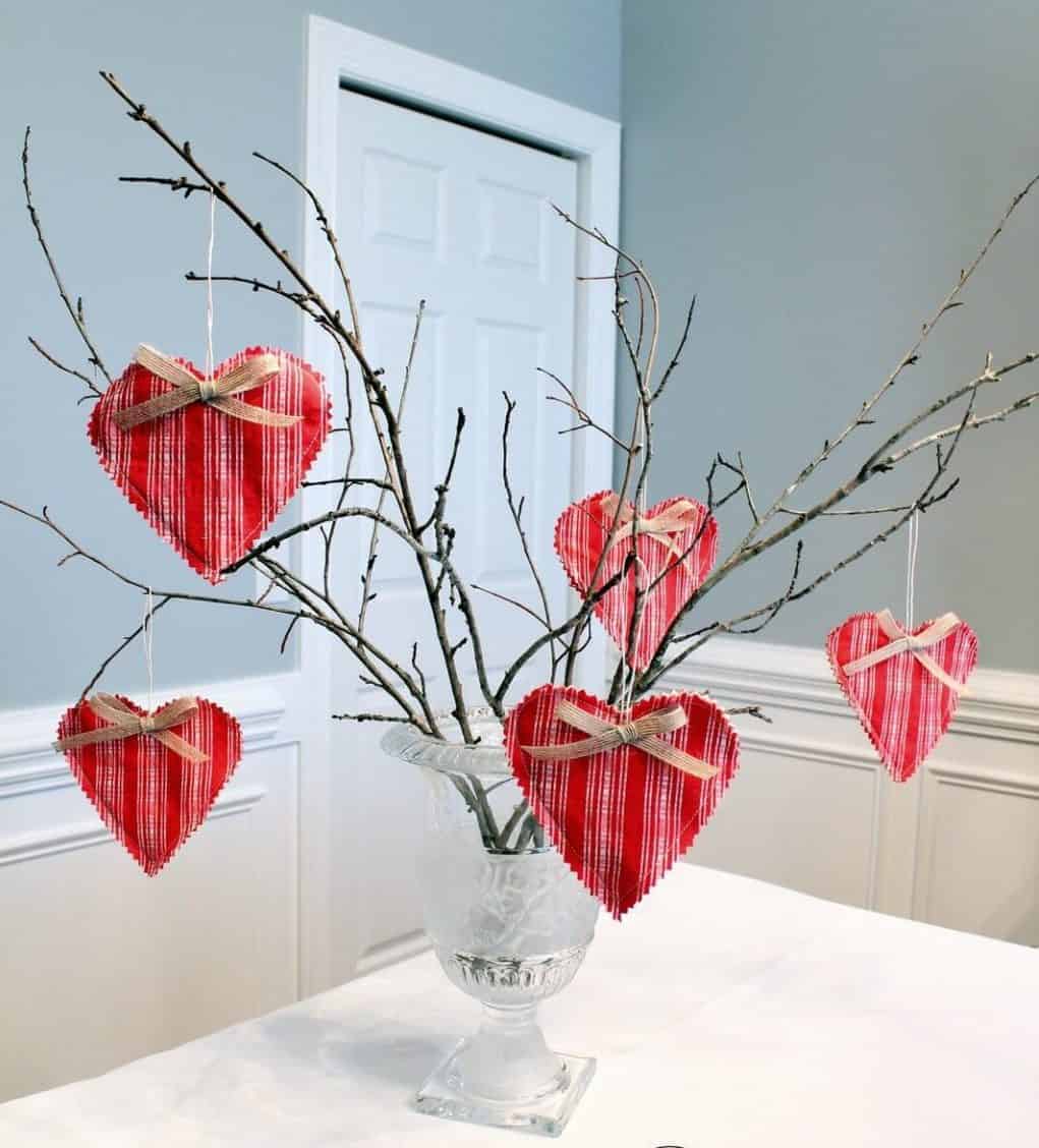 18 Low-Cost Decorations That You Can DIY For This Valentine's Day 18 Low-Cost Decorations That You Can DIY For This Valentine's Day