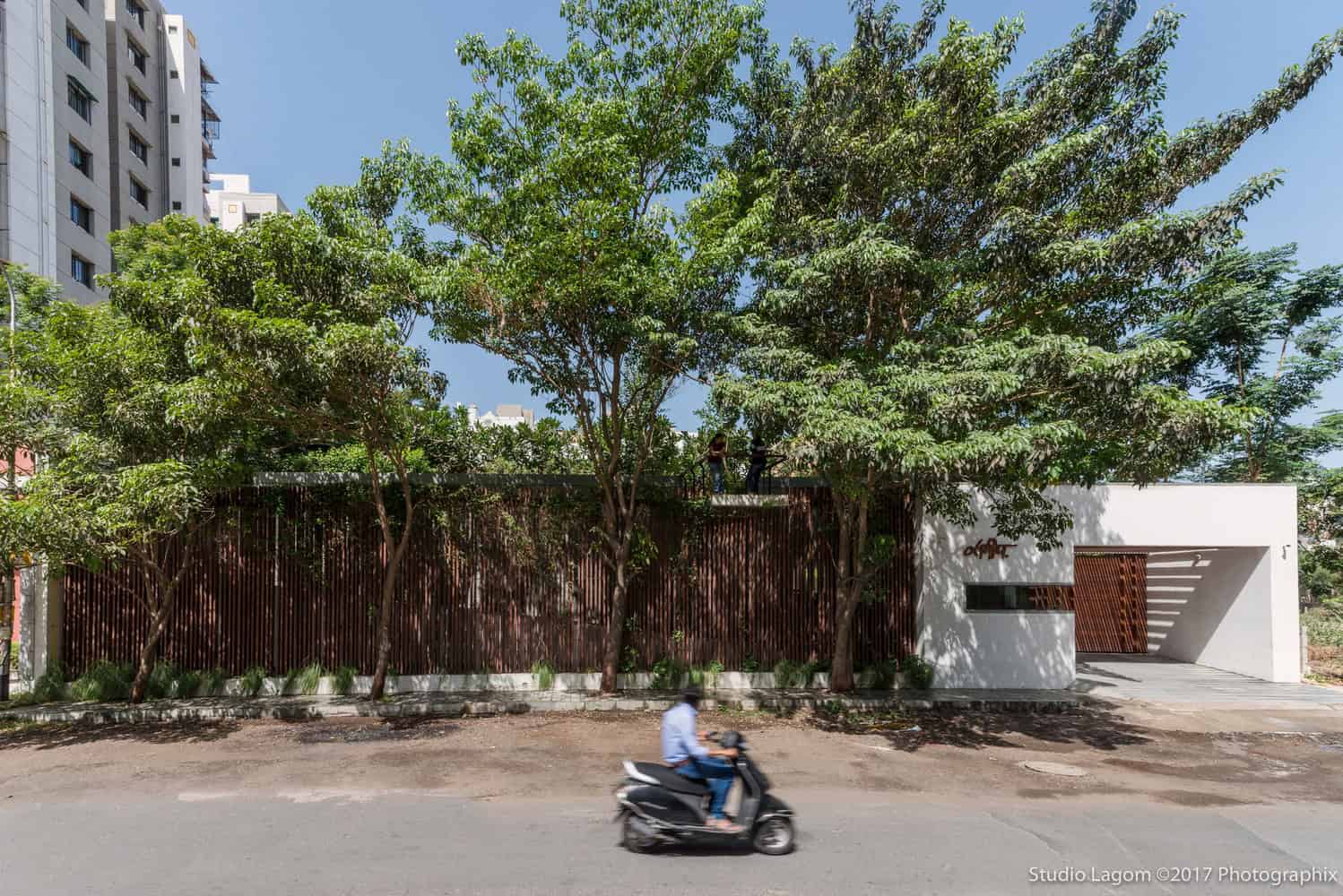 Skewed House by Studio Lagom in Surat, India Skewed House by Studio Lagom in Surat, India