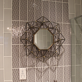 5 Stunning Metallic Bathroom Wall Designs