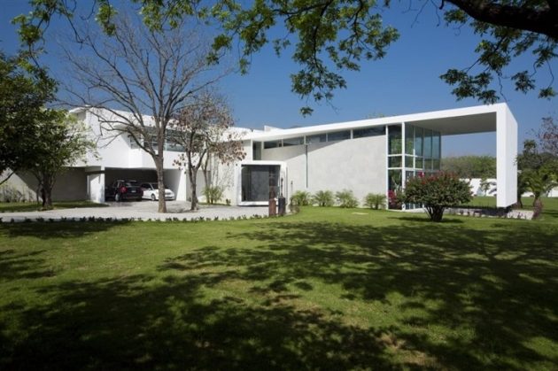 Uro House by 7XA Taller de Arquitectura in Monterrey, Mexico