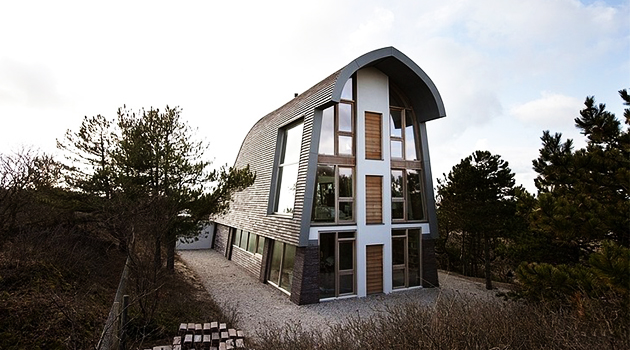 Dune House by Min2 in Bergen, North Holland