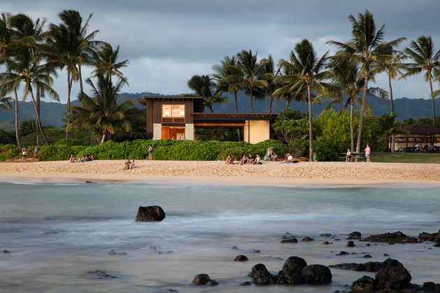 Hale Nukumoi Beach House by Walker Warner Architects in Hawaii