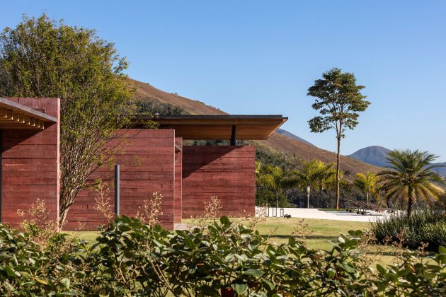 Casa Terra by Bernardes Arquitetura in Itaipava, Brazil