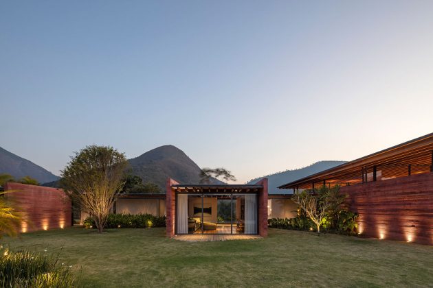Casa Terra by Bernardes Arquitetura in Itaipava, Brazil