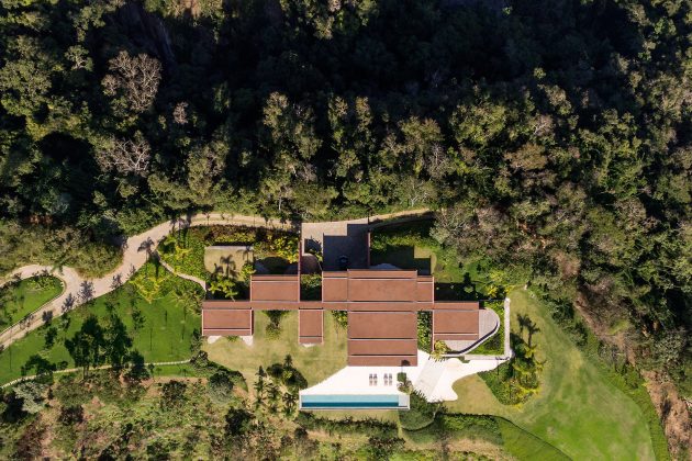 Casa Terra by Bernardes Arquitetura in Itaipava, Brazil