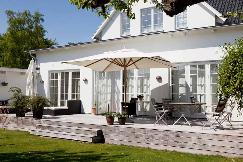 18 Appealing Traditional Deck Designs Your Backyard Needs 18 Appealing Traditional Deck Designs Your Backyard Needs