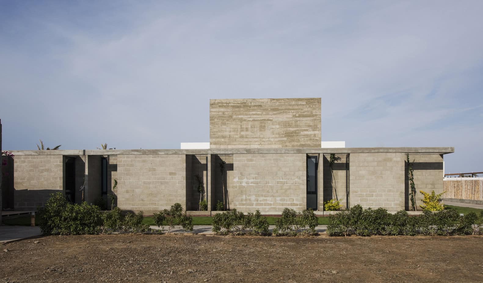 Bogavante House by Riofrio Arquitectos in Paracas, Peru