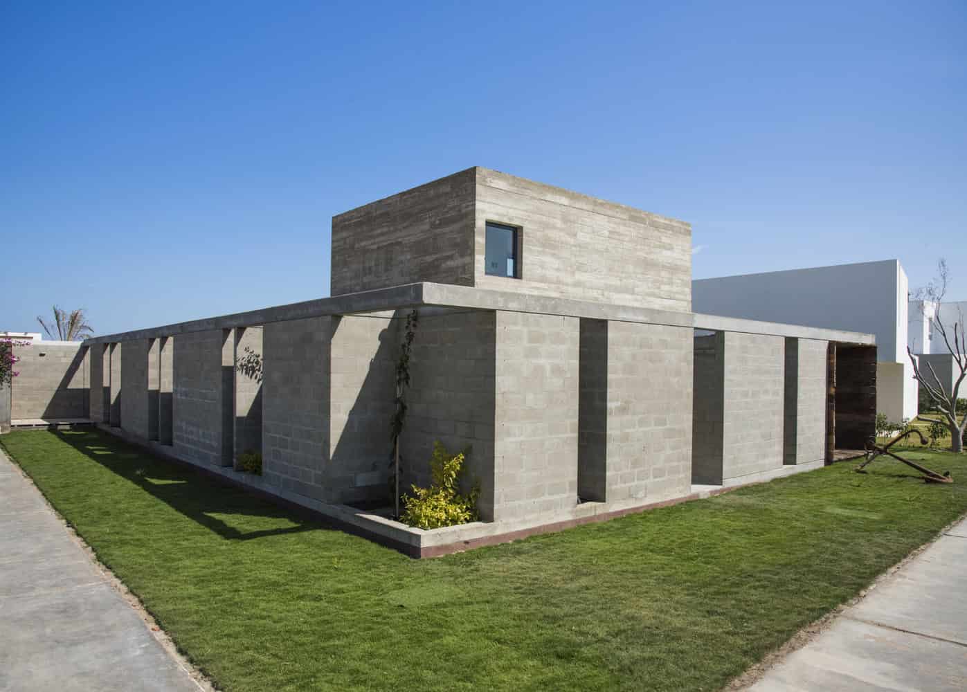 Bogavante House by Riofrio Arquitectos in Paracas, Peru