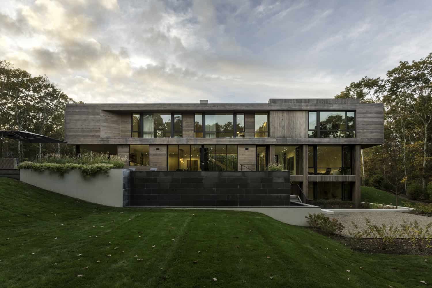 Old Sag Harbor Road by Blaze Makoid Architecture in Southampton, New York