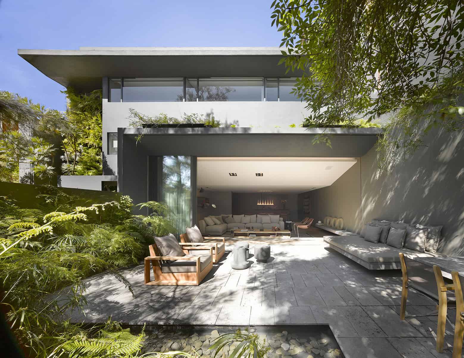 Barrancas House by EZEQUIELFARCA Arquitectura y diseno in Mexico City