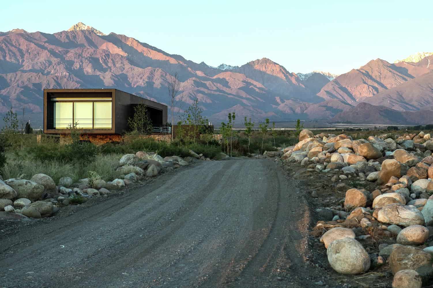 Evans House by A4ESTUDIO: Framing the Andes from Above the Vineyards Evans House by A4ESTUDIO: Framing the Andes from Above the Vineyards