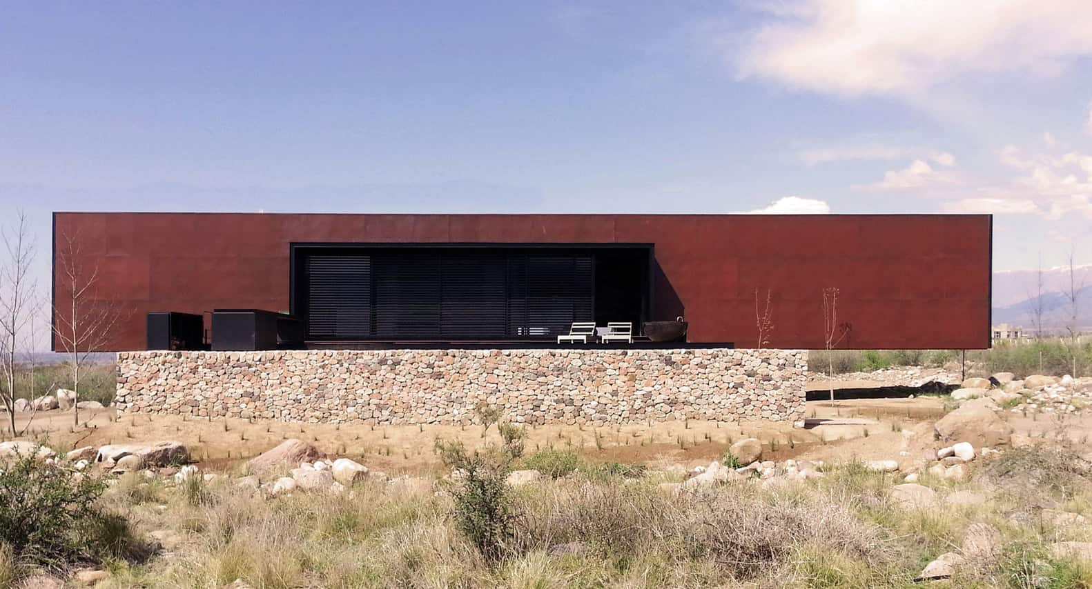 Evans House by A4ESTUDIO: Framing the Andes from Above the Vineyards Evans House by A4ESTUDIO: Framing the Andes from Above the Vineyards