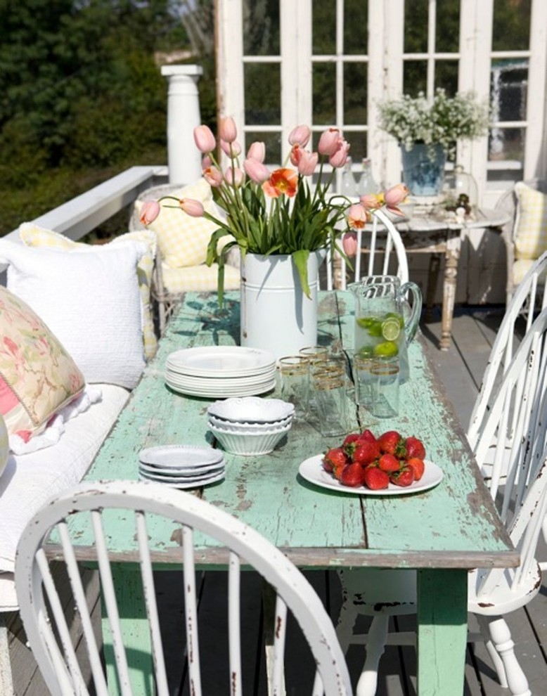 16 Enchanting Shabby-Chic Patio Designs For Your Garden