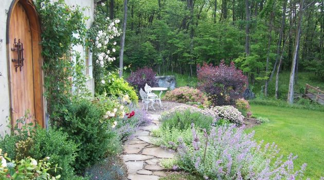 16 Lush Shabby-Chic Landscape Designs You’ll Fall In Love With