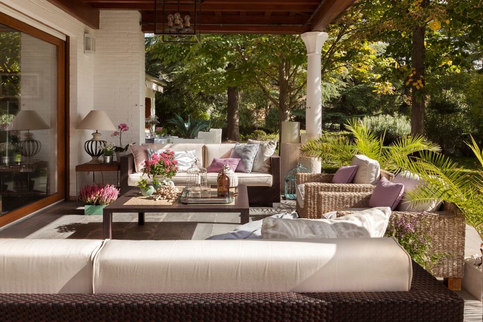 17 Charming Shabby-Chic Deck Designs You Need In Your Backyard